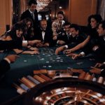 roda roulette berputar di meja kasino klasik