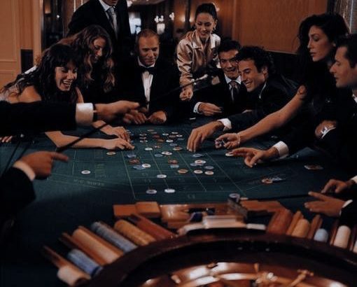 roda roulette berputar di meja kasino klasik