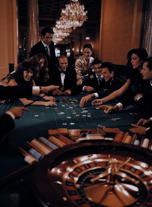 roda roulette berputar di meja kasino klasik